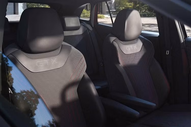 Tiếp đến là nẹp mạ crôm trang trí trên chắn bùn trước, dập chữ "GTX". Trong khi đó, nẹp màu đen bên sườn xe, nối giữa 2 hốc bánh của Volkswagen ID.4 thông thường đã biến mất trên bản GTX, mang đến ngoại hình cao cấp hơn. Một thay đổi đáng chú ý nữa trong thiết kế ngoại thất của Volkswagen ID.4 GTX 2021 chính là cản trước và sau. Cuối cùng là nóc không đi kèm viền màu trắng như bản thường mà được sơn đen. Chi tiết này cùng với các cột màu đen giúp tạo hiệu ứng nóc "lơ lửng" cho Volkswagen ID.4 bản cao cấp nhất.