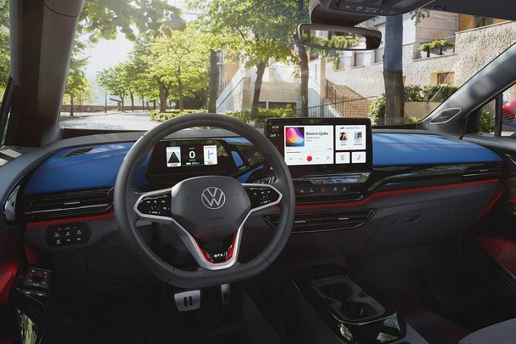 Theo đó, Volkswagen ID.4 GTX 2021 được trang bị 3 đèn sương mù dạng LED, nằm dọc trong 2 hốc màu đen trên cản trước. Đây là trang bị không hề có trên Volkswagen ID.4 thông thường. Cụm đèn pha LED ma trận giờ đây đã được trang bị tiêu chuẩn cho xe. Ngoài ra, Volkswagen ID.4 GTX 2021 còn được trang bị cụm đèn hậu với tạo hình bên trong khác biệt so với bản thường.