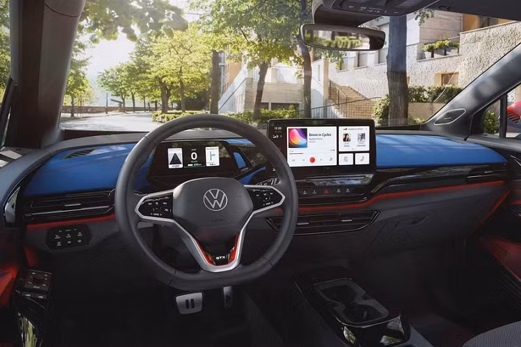 Theo đó, Volkswagen ID.4 GTX 2021 được trang bị 3 đèn sương mù dạng LED, nằm dọc trong 2 hốc màu đen trên cản trước. Đây là trang bị không hề có trên Volkswagen ID.4 thông thường. Cụm đèn pha LED ma trận giờ đây đã được trang bị tiêu chuẩn cho xe. Ngoài ra, Volkswagen ID.4 GTX 2021 còn được trang bị cụm đèn hậu với tạo hình bên trong khác biệt so với bản thường.