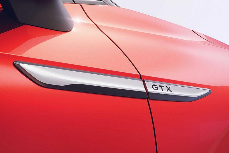 Trong khi đó, khoang hành lý của mẫu SUV chạy điện này có thể tích là 543 lít. Nếu hàng ghế sau gập xuống, thể tích khoang hành lý sẽ tăng lên 1.575 lít. Ngoài ra, Volkswagen ID.4 GTX 2021 còn có hệ số lực cản không khí là 0,29 Cd, cao hơn một chút so với bản thường. Bên ngoài, Volkswagen ID.4 GTX 2021 có thiết kế về cơ bản là giống với ID.4 thông thường. Tuy nhiên, hãng Volkswagen cũng đưa một số chi tiết riêng lên ID.4 GTX 2021 như dấu hiệu nhận biết cho phiên bản cao cấp nhất.