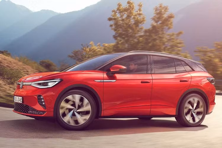 Nguồn cung cấp năng lượng cho 2 mô-tơ điện là cụm pin 77 kWh, cho phép xe chạy được 480 km sau khi sạc đầy pin. Nếu dùng hệ thống sạc nhanh 125 kW, người lái chỉ cần chờ khoảng 30 phút là có thể chạy thêm 300 km nữa. Dự kiến, Volkswagen ID.4 GTX 2021 sẽ có mặt trên thị trường châu Âu vào mùa hè năm nay. Tại thị trường Đức, giá xe Volkswagen ID.4 GTX 2021 từ 50.415 Euro (khoảng 1,4 tỷ đồng).