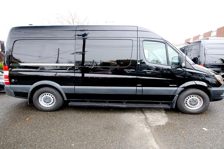 Như bạn có thể thấy tiệm cắt tóc Mercedes-Benz này, nó có mọi thứ từ ghế cắt tóc kích thước lớn, hệ thống ống nước, bộ dụng cụ, cùng với nhiều không gian cho những sản phẩm làm tóc khác nhau.