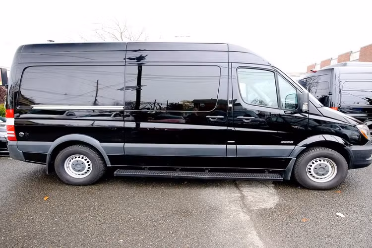 Như bạn có thể thấy tiệm cắt tóc Mercedes-Benz này, nó có mọi thứ từ ghế cắt tóc kích thước lớn, hệ thống ống nước, bộ dụng cụ, cùng với nhiều không gian cho những sản phẩm làm tóc khác nhau.