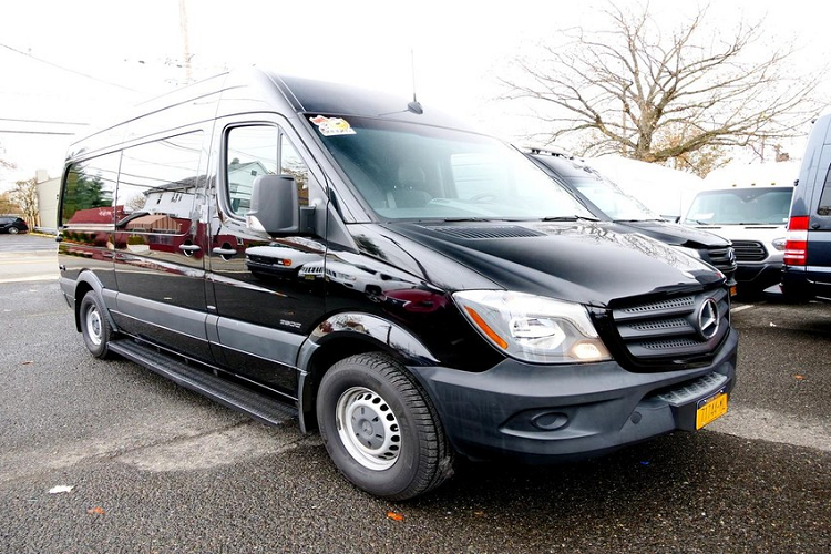 Bạn nghĩ sao về một cửa tiệm cắt tóc di động, tích hợp vào bên trong một chiếc xe MPV Mercedes-Benz Sprinter? Nghe có vẻ kỳ lạ nhưng chiếc xe đặc biệt này hoàn toàn có thật và trông như thế này.