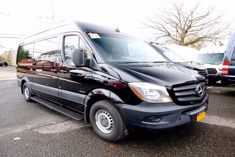 Bạn nghĩ sao về một cửa tiệm cắt tóc di động, tích hợp vào bên trong một chiếc xe MPV Mercedes-Benz Sprinter? Nghe có vẻ kỳ lạ nhưng chiếc xe đặc biệt này hoàn toàn có thật và trông như thế này.