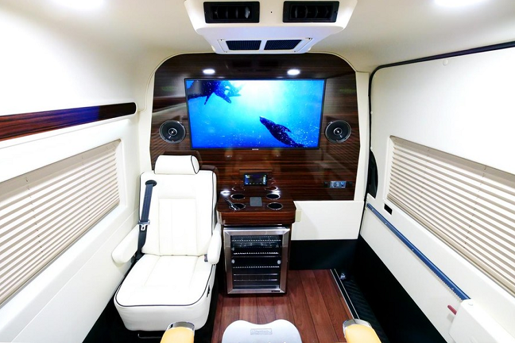 Công việc chuyển đổi chiếc xe này có thể được thực hiện đối với phiên bản chở hàng hoặc phiên bản chở khách của Sprinter - vì cả hai đều có thể cung cấp cho các nhà tạo mẫu tóc và thợ cắt tóc nhiều không gian khi phục vụ khách hàng của họ.