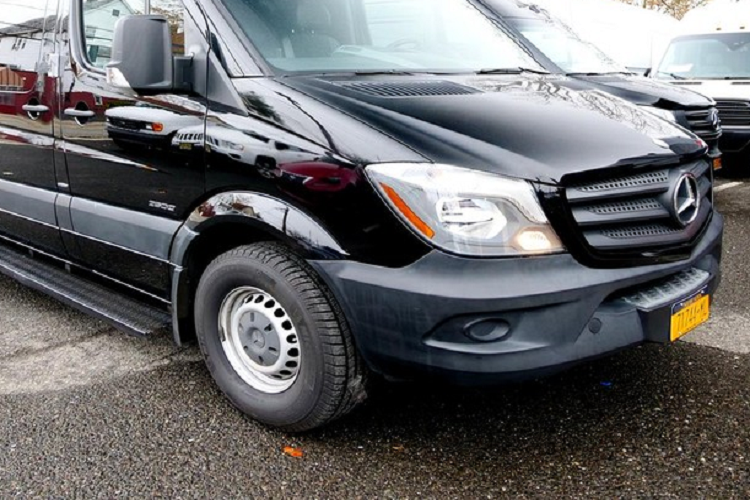 “Chúng tôi đã làm việc với nhiều thợ cắt tóc, nhà tạo mẫu tóc, và cả thợ làm móng chuyên nghiệp để tùy chỉnh các loại xe Mercedes-Benz Sprinter cắt tóc di động này,” HQ Custom Design cho biết.