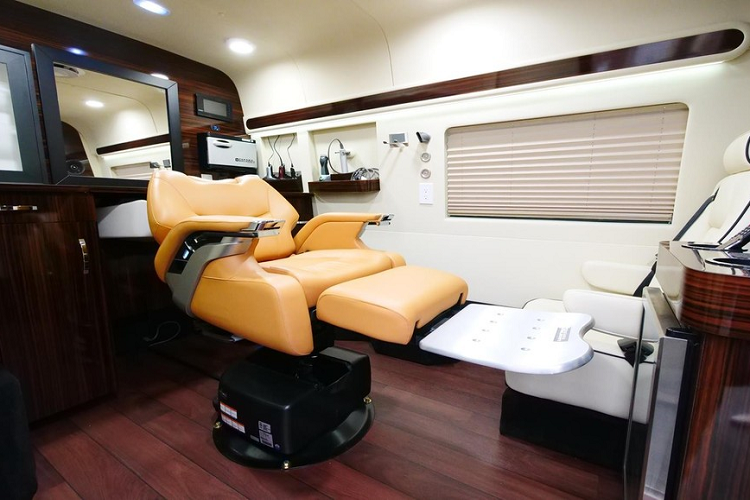 Những điểm nổi bật khác về nội thất bao gồm TV 32 inch, kết nối WiFi, đèn LED chiếu sáng xung quanh, rèm che cửa sổ, và các bộ phận điện tích hợp như bộ pin lithium, khay pin thiết kế riêng, bộ biến tần công suất 3.000 W, và lò sưởi chạy bằng diesel