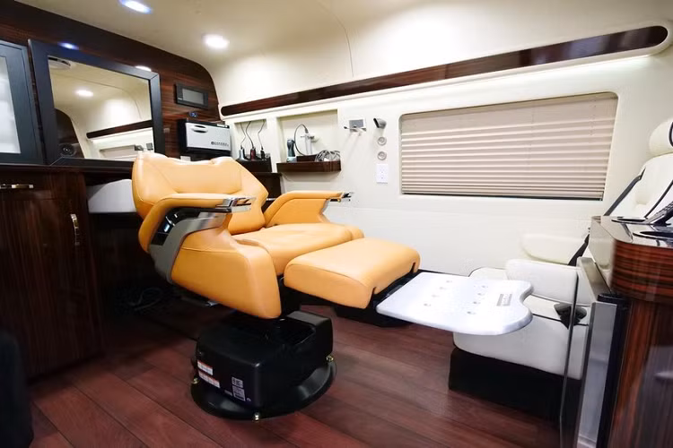 Những điểm nổi bật khác về nội thất bao gồm TV 32 inch, kết nối WiFi, đèn LED chiếu sáng xung quanh, rèm che cửa sổ, và các bộ phận điện tích hợp như bộ pin lithium, khay pin thiết kế riêng, bộ biến tần công suất 3.000 W, và lò sưởi chạy bằng diesel