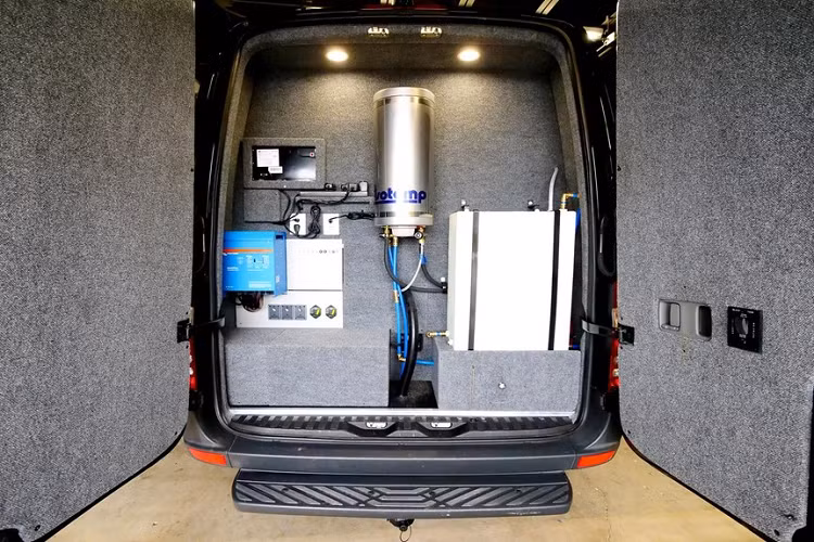 Được chế tạo bởi HQ Custom Design, một công ty độ xe có trụ sở tại New Jersey, cửa tiệm cắt tóc di động độc đáo này tồn tại bên trong một chiếc xe van Mercedes-Benz Sprinter.