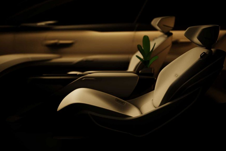 Trong khi các mẫu xe Audi tiền nhiệm trang bị hệ thống màn hình to dày thì Grand Sphere được thiết kế với kích thước nhỏ, vừa đủ, tối giản. Hai ghế ngồi duy nhất có thể kéo, tiến lùi linh hoạt. Theo những thông tin chia sẻ từ Audi, Grand Sphere được trang bị công nghệ tự lái 4 cấp, chỉ cách cấp 5 – công nghệ tự lái hoàn toàn không cần người thao tác 1 cấp. Điều đó có nghĩa là trên một số đoạn đường nhất định, người lái hoàn toàn có rời mắt và sự tập trung ra khỏi vô lăng.