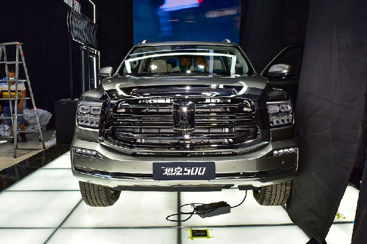 Đúng như thông tin từ trước đó, trong triển lãm Ô tô Thành Đô 2021 hiện đang diễn ra tại Trung Quốc, hãng xe nội địa Great Wall đã chính thức vén màn mẫu SUV mới mang tên Tank 500. Đây là mẫu SUV mà ban đầu giới báo chí địa phương tưởng rằng sẽ được gọi bằng cái tên Great Wall Tank 600. Theo hãng xe Trung Quốc này, Great Wall Tank 500 2022 mới sẽ phá vỡ khoảng cách giữa SUV hạng sang và xe việt dã.