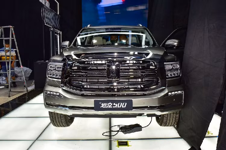 Đúng như thông tin từ trước đó, trong triển lãm Ô tô Thành Đô 2021 hiện đang diễn ra tại Trung Quốc, hãng xe nội địa Great Wall đã chính thức vén màn mẫu SUV mới mang tên Tank 500. Đây là mẫu SUV mà ban đầu giới báo chí địa phương tưởng rằng sẽ được gọi bằng cái tên Great Wall Tank 600. Theo hãng xe Trung Quốc này, Great Wall Tank 500 2022 mới sẽ phá vỡ khoảng cách giữa SUV hạng sang và xe việt dã.