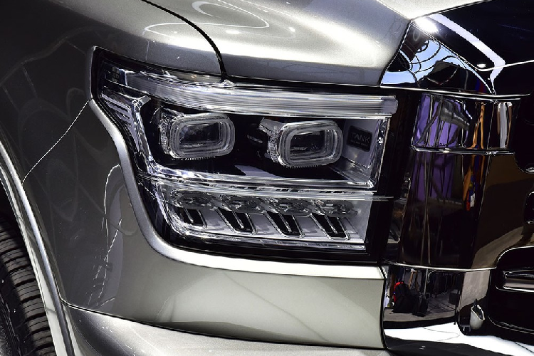 Không chỉ có kích thước khá lớn, Great Wall Tank 500 2022 còn được thiết kế theo phong cách cơ bắp và hầm hố. Trong đó, phần đầu xe trông khá vuông vắn với lưới tản nhiệt cỡ lớn ở giữa, đi kèm những nan mạ crôm nằm ngang. Thiết kế này khiến phần đầu xe trông như rộng hơn và tạo cảm giác vừa mạnh mẽ vừa sang trọng. Ở giữa lưới tản nhiệt xuất hiện logo hình xe tăng khá lớn của thương hiệu con Tank thuộc hãng Great Wall.