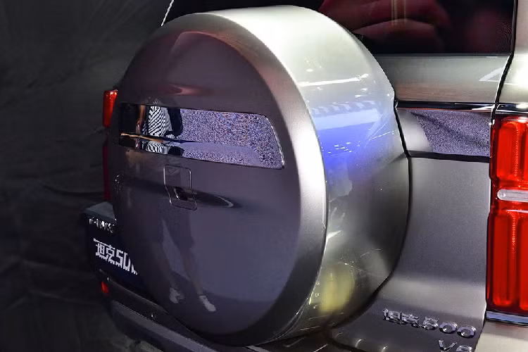 Bước vào bên trong Great Wall Tank 500 2022, người lái được chào đón bằng không gian nội thất bọc da phối 2 màu be và xanh đậm. Ngoài ra, nội thất còn có nhiều chi tiết ốp gỗ và ốp kim loại, mang đến cảm giác khá sang trọng cho mẫu ôtô Trung Quốc này.