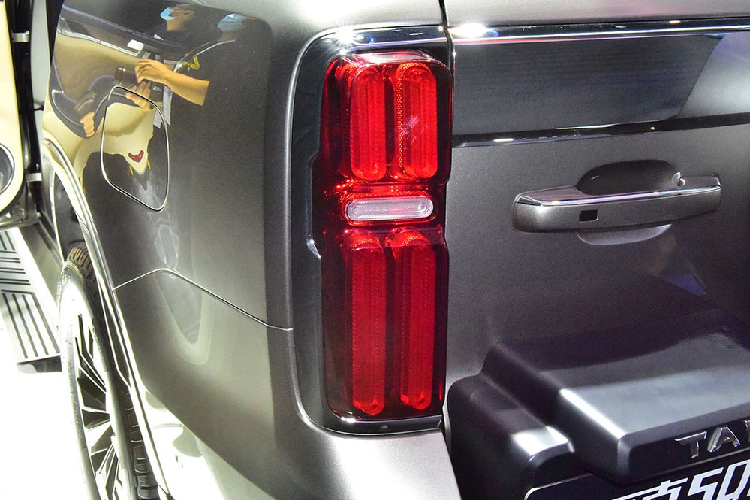 Đằng sau, Great Wall Tank 500 2022 được trang bị cụm đèn hậu nằm dọc và lốp dự phòng nằm trên cửa cốp. Ngoài ra, vỏ của lốp dự phòng còn được tích hợp camera lùi.