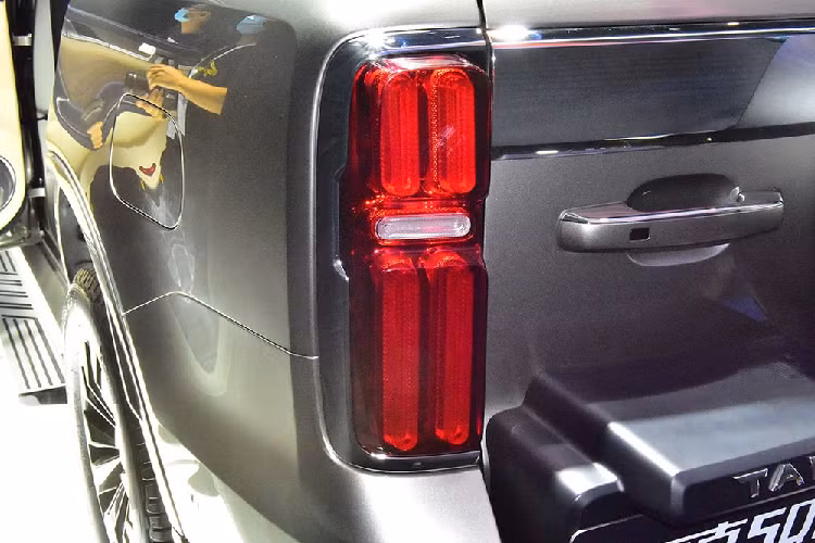 Đằng sau, Great Wall Tank 500 2022 được trang bị cụm đèn hậu nằm dọc và lốp dự phòng nằm trên cửa cốp. Ngoài ra, vỏ của lốp dự phòng còn được tích hợp camera lùi.
