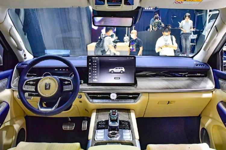 Trước mặt người lái là vô lăng bọc da phối 2 màu, tích hợp phím chức năng và bảng đồng hồ kỹ thuật số toàn phần với màn hình LCD không viền. Bên cạnh đó là màn hình thông tin giải trí dạng cảm ứng nằm độc lập trên mặt táp-lô với viền khá mỏng. Khu vực xung quanh màn hình trung tâm đều được ốp gỗ, tạo cảm giác vừa công nghệ cao vừa cổ điển.