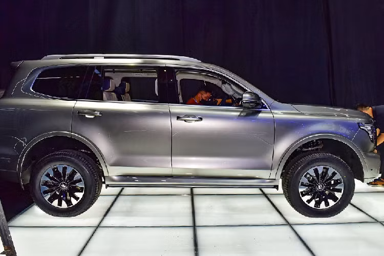 Với kích thước cụ thể của mẫu xe SUV Great Wall Tank 500 bao gồm; chiều dài 5.070 mm, chiều rộng 1.934 mm, chiều cao 1.905 mm và chiều dài cơ sở 2.850 mm, mẫu SUV Trung Quốc này là đối thủ của Toyota Land Cruiser hơn là Land Cruiser Prado.