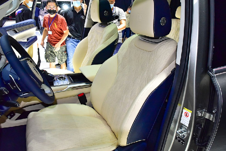 Tuy có màn hình trung tâm cỡ lớn nhưng Great Wall Tank 500 2022 vẫn dùng nút bấm cơ học để chỉnh điều hòa. Nằm ngay bên trên những nút bấm này và giữa cửa gió điều hòa trung tâm là đồng hồ xem giờ theo phong cách của những chiếc xe sang. Tiếp đến là cụm điều khiển trung tâm với cần số pha lê, gợi liên tưởng đến xe BMW.