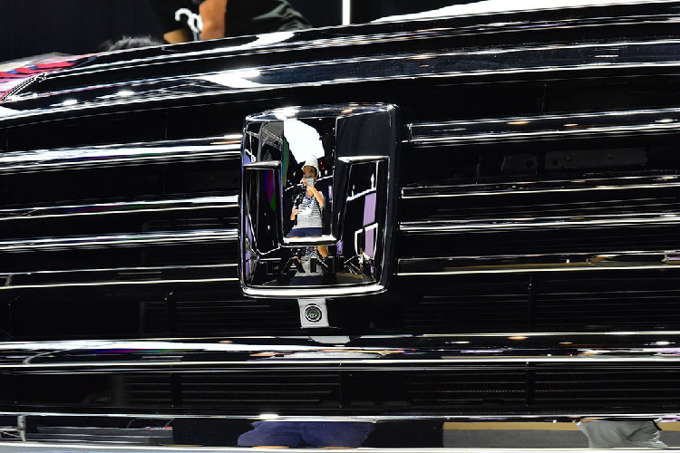 Nằm hai bên lưới tản nhiệt là cụm đèn pha LED toàn phần. Ngoài ra, Great Wall Tank 500 2022 còn có khe gió nằm ngay trên lưới tản nhiệt và nẹp mạ crôm nằm trên cản trước, kéo dài lên dải đèn LED định vị ban ngày.