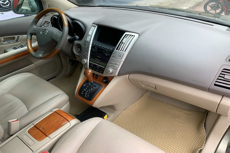 Nội thất của mẫu crossover được thiết kế và trang trí giá sang trọng sử dụng Da và ốp gỗ. Ghế lái chỉnh điện 10 hướng và nhớ 2 vị trí. Vô lăng và ốp bệ cần số được bọc da, ốp gỗ. Vô lăng tích hợp đầy đủ các phím chức năng, màn hình giải trí ốp trần xe cho hàng ghế phía sau.