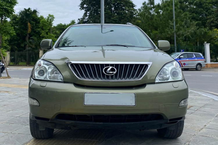 Mẫu xe crossover Lexus RX350 đời 2007 này sử dụng động cơ Xăng V6 dung tích 3.5L hút khí tự nhiên, mã 2GR-FE, cho công suất tối đa 270 mã lực tại 6.200 vòng/phút và mô-men xoắn cực đại 340Nm tại 4.700 vòng/phút. Xe sử dụng kết hợp với hộp số tự động 5 cấp (5AT), đi cùng với hệ dẫn động bốn bánh toàn thời gian (AWD).