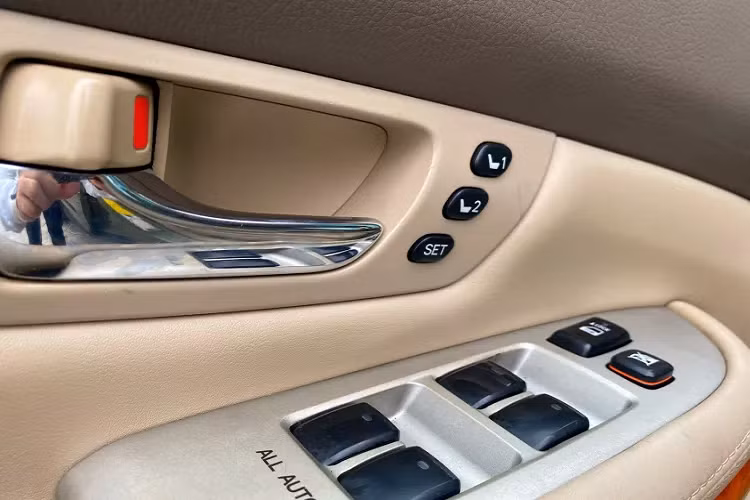 Tuy nhiên, không phải khách hàng cũng dám “xuống tiền” với chiếc Lexus RX đã có tuổi này vì chi phí sửa chữa sẽ cao hơn xe phổ thông, khó bán lại vì đời đã sâu.