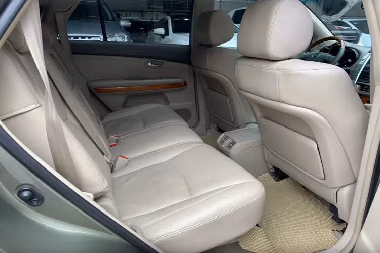 Về trang bị an toàn, RX đời này được trang bị tiêu chuẩn với 8 túi khí, hệ thống ổn định điện tử VSC (Vehicle Stability Control), loạt phanh ABS và BA, hệ thống cảnh báo áp suất lốp, hệ thống kiểm soát độ bám đường (Traction Control).