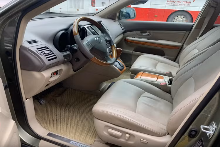 Là phiên bản nâng cấp facelift của thế hệ RX thứ 2, ngoại thất xe được trang bị tay nắm cửa mạ crôm. “Dàn chân” lắp bộ mâm hợp kim 18 inch 7 chấu, thêm lựa chọn màu sơn ngoại thất. Bên cạnh đèn pha HID và camera quan sát phía sau.