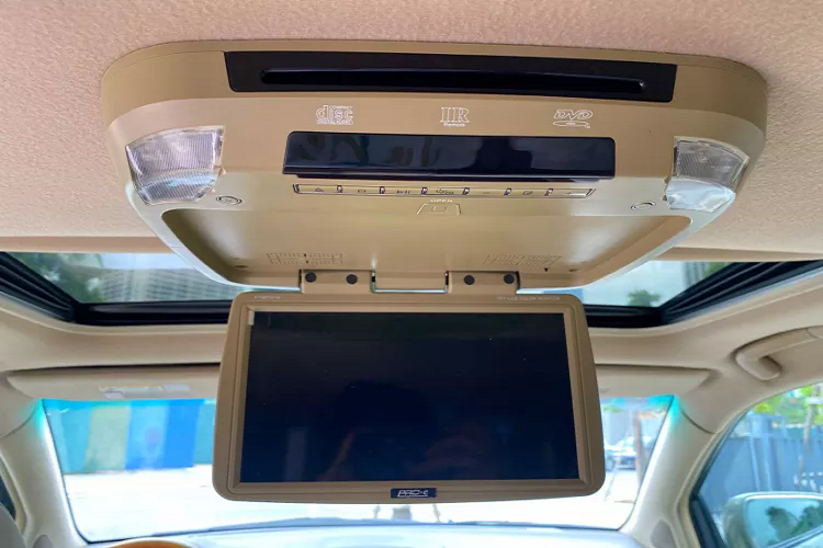 Với giá bán chưa tới 600 triệu đồng, Lexus RX 350 15 năm tuổi là một lựa chọn chơi xe crossover hạng sang 5 chỗ dành cho khách hàng Việt trong tầm giá “đập hộp” Hyundai Kona hay Kia Seltos. So với các CUV hạng B trong tầm giá, dòng xe Lexus RX này vượt trội hơn về độ an toàn, khả năng vận hành đầm chắc, thương hiệu sang trọng.