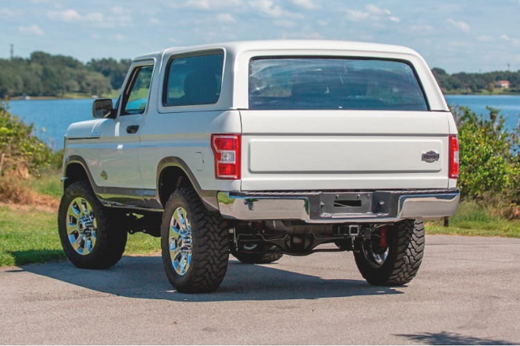 Cung cấp sức mạnh cho chiếc xe là khối động cơ V8 5.0L cho ra công suất tối đa 460 mã lực và momen xoắn cực đại 569 Nm.