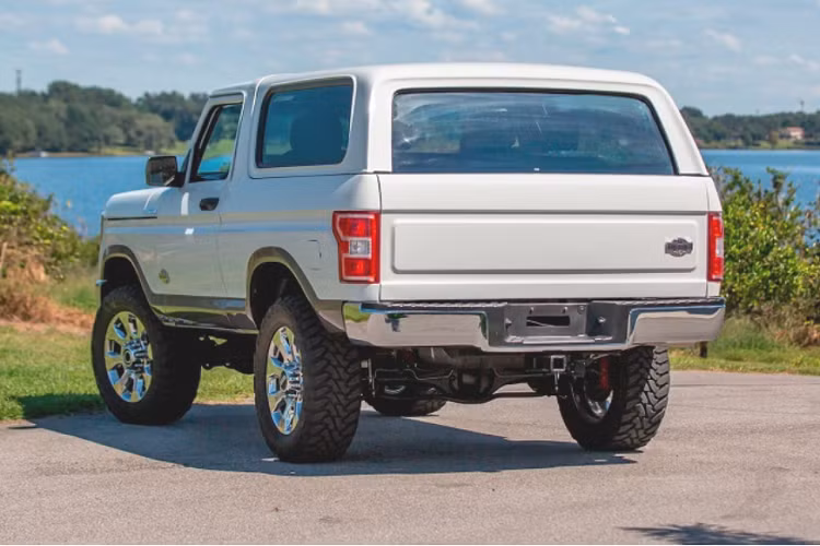 Cung cấp sức mạnh cho chiếc xe là khối động cơ V8 5.0L cho ra công suất tối đa 460 mã lực và momen xoắn cực đại 569 Nm.