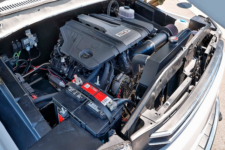 Tuy nhiên, không chỉ đơn giản là “lấy bộ phận này đắp vào vị trí kia”, các kỹ sư tại Vintage Iron &amp; Restoration đã phải trải qua quá trình lắp ráp thủ công rất phức tạp để kết hợp thành công hai chiếc xe thành một.