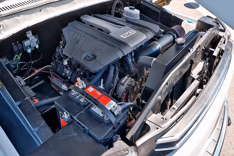 Tuy nhiên, không chỉ đơn giản là “lấy bộ phận này đắp vào vị trí kia”, các kỹ sư tại Vintage Iron &amp; Restoration đã phải trải qua quá trình lắp ráp thủ công rất phức tạp để kết hợp thành công hai chiếc xe thành một.