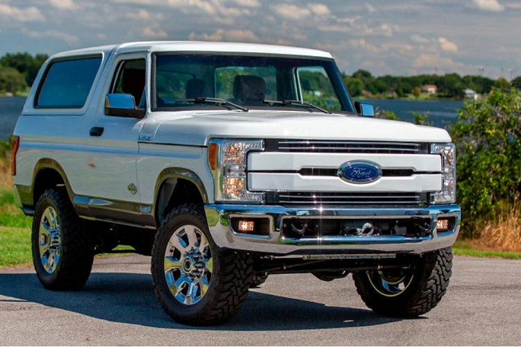 Là một bản độ độc nhất được tạo ra bởi Vintage Iron &amp; Restoration, chiếc xe này kết hợp các dấu hiệu thiết kế giữa Ford Bronco đời 1978 và F-250 Super Duty. Sự độc đáo của nó chắc chắn sẽ thu hút mọi ánh nhìn khi di chuyển trên đường phố.