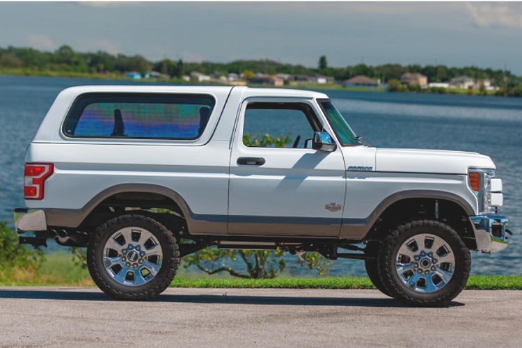 Động cơ này được ghép nối với hộp số tự động 6 cấp cùng hộp số phụ lấy từ F-150 Raptor. Ngoài ra, xe còn được trang bị khóa vi sai trước/sau, hệ thống phanh đĩa và hệ thống treo tinh chỉnh.