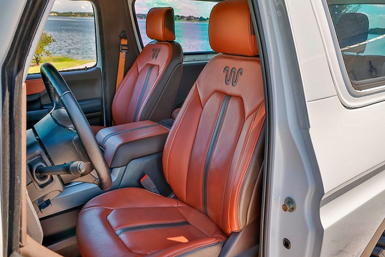 Khác với thiết kế ngoại thất kiểu cổ điển gợi nhớ đến những chiếc Bronco của thập niên 1970, khoang cabin của bản độ này lại thừa hưởng phong cách từ F-250.