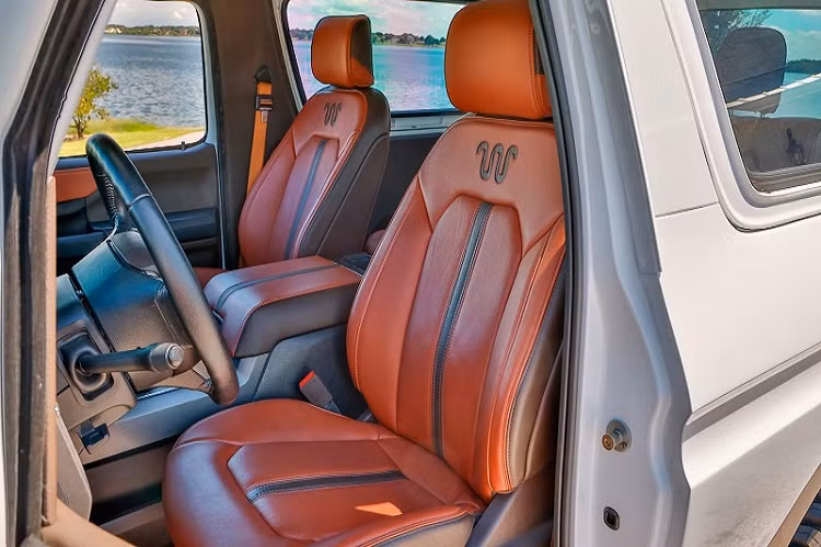 Khác với thiết kế ngoại thất kiểu cổ điển gợi nhớ đến những chiếc Bronco của thập niên 1970, khoang cabin của bản độ này lại thừa hưởng phong cách từ F-250.