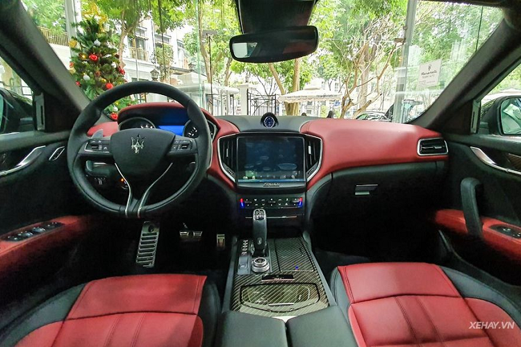 Điểm nhấn nổi bật của nội thất “Ghibli Ribelle” là bộ ghế ngồi thể thao (với 12 tính năng ghi nhớ vị trí) bằng chất liệu da tự nhiên cao cấp, với hai tông màu đỏ đen và đường chỉ khâu tương phản dành riêng cho phiên bản giới hạn này