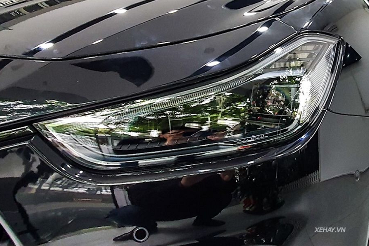 Huy hiệu đặc biệt này được đặt ngay chính giữa bảng điều khiển trung tâm ốp sợi Carbon Twill High Gloss.