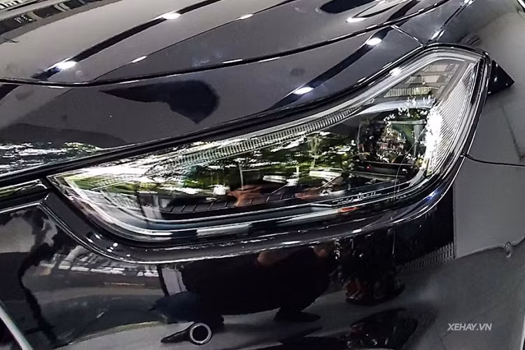 Huy hiệu đặc biệt này được đặt ngay chính giữa bảng điều khiển trung tâm ốp sợi Carbon Twill High Gloss.