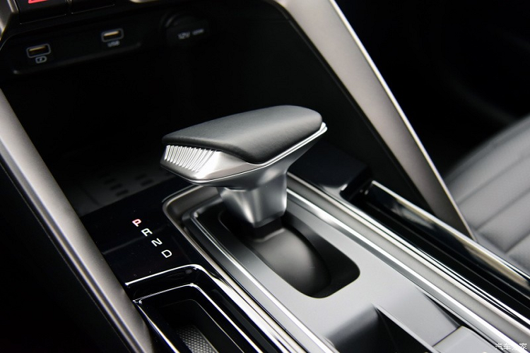 Cuối cùng là công nghệ hỗ trợ lái bán tự động cấp độ 2 Drive Wise, hệ thống hỗ trợ tránh va chạm sớm, hệ thống kiểm soát hành trình thích ứng, hỗ trợ tránh va chạm khi mở cửa xe, kiểm soát điểm mù, hỗ trợ lái xe trên cao tốc và camera 360 độ dành cho Kia Sportage Ace 2021.