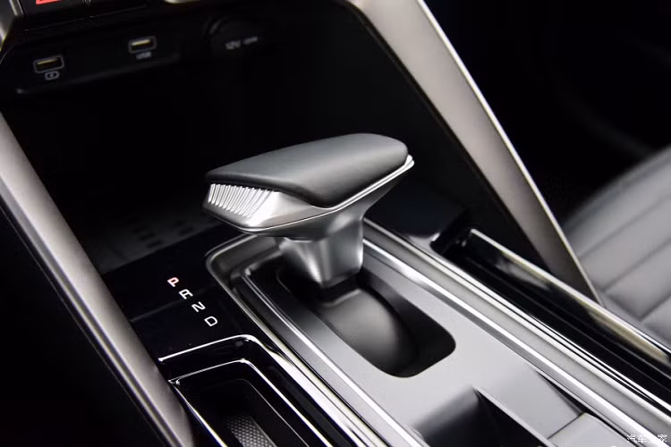 Cuối cùng là công nghệ hỗ trợ lái bán tự động cấp độ 2 Drive Wise, hệ thống hỗ trợ tránh va chạm sớm, hệ thống kiểm soát hành trình thích ứng, hỗ trợ tránh va chạm khi mở cửa xe, kiểm soát điểm mù, hỗ trợ lái xe trên cao tốc và camera 360 độ dành cho Kia Sportage Ace 2021.