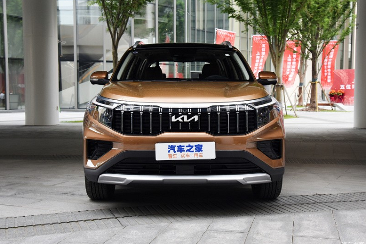 Nối liền với lưới tản nhiệt là cụm đèn pha LED, tích hợp dải đèn LED định vị ban ngày bên trong. Thêm vào đó là 2 khe gió ở 2 góc cản trước, hốc gió trung tâm hình thang và tấm ốp gầm giả màu bạc. Vòng ra phía sau, chúng ta sẽ thấy cụm đèn hậu LED nằm dọc khá giống với Kia Sorento 2021 và Telluride.