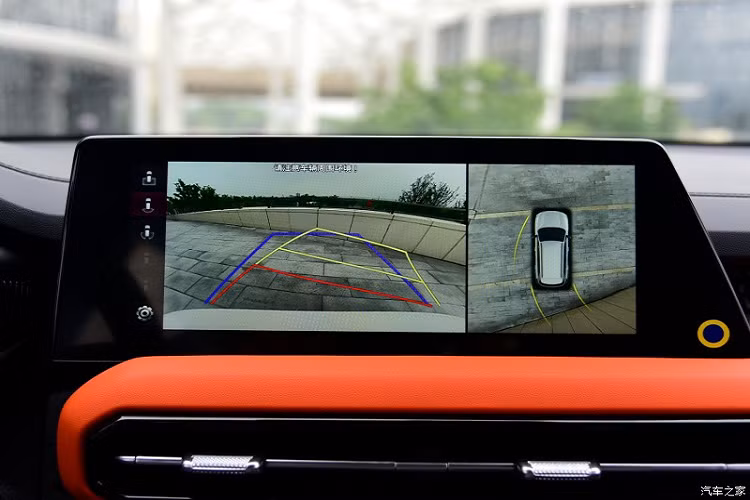 Nằm bên dưới nắp ca-pô của Kia Sportage Ace 2021 là 2 tùy chọn động cơ xăng. Đầu tiên là động cơ 4 xi-lanh, hút khí tự nhiên, dung tích 2.0L với công suất tối đa 161 mã lực và mô-men xoắn cực đại 193 Nm. Động cơ này kết hợp với hộp số tự động 6 cấp.