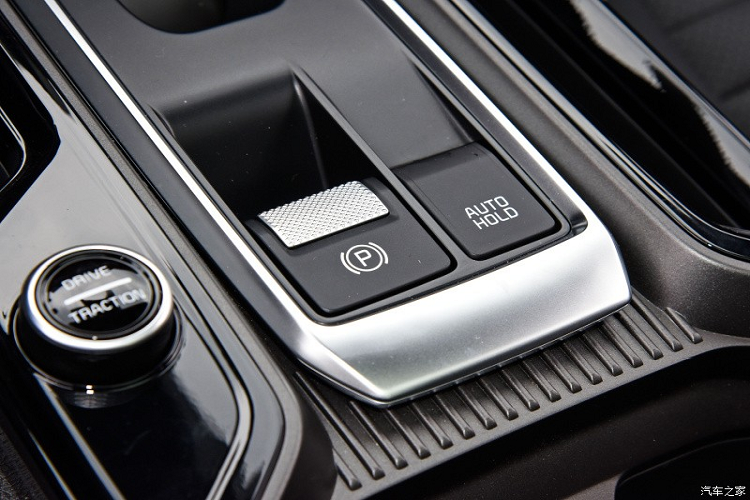 Thứ hai là động cơ 4 xi-lanh, tăng áp, dung tích 1.5L với công suất tối đa 200 mã lực và mô-men xoắn cực đại 253 Nm. Sức mạnh được truyền tới bánh thông qua hộp số tự động ly hợp kép 7 cấp. Đồng thời, động cơ tăng áp chỉ dành cho bản GT-Line của xe.