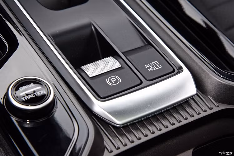 Thứ hai là động cơ 4 xi-lanh, tăng áp, dung tích 1.5L với công suất tối đa 200 mã lực và mô-men xoắn cực đại 253 Nm. Sức mạnh được truyền tới bánh thông qua hộp số tự động ly hợp kép 7 cấp. Đồng thời, động cơ tăng áp chỉ dành cho bản GT-Line của xe.