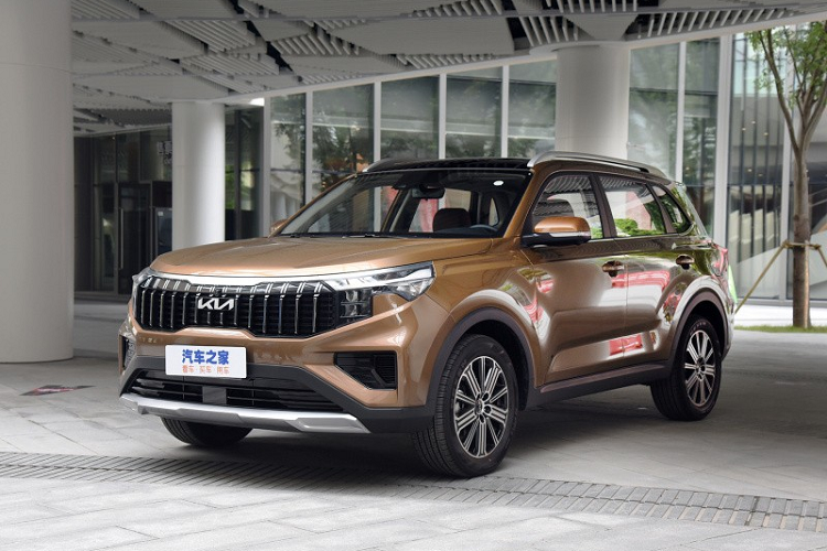 Sau gần 3 tháng, hãng Kia mới chính thức công bố giá bán của dòng crossover cỡ C này tại thị trường Trung Quốc. Theo đó, giá xe Kia Sportage Ace 2021 ở thị trường tỷ dân có giá dao động từ 139.800 - 157.800 Nhân dân tệ (khoảng 497 - 561 triệu đồng). Như vậy, so với Kia Sportage 2022 ở thị trường Hàn Quốc vốn có giá dao động từ 24,42 - 40,51 triệu Won (khoảng 494 - 820 triệu đồng).