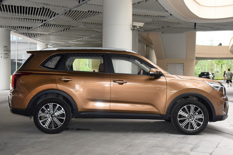 Là đối thủ cạnh tranh của Honda CR-V cũng như Hyundai Tucson, Kia Sportage Ace 2021 sở hữu chiều dài 4.530 mm, chiều rộng 1.850 mm, chiều cao 1.695 mm và chiều dài cơ sở 2.640 mm. Nếu so về kích thước, xe lép vế trước các đối thủ cùng phân khúc. Bên ngoài, nó có thiết kế hoàn toàn khác biệt so với Sportage thế hệ mới ở thị trường quốc tế. Ngoài ra, ngoại hình của mẫu crossover này còn thay đổi theo phiên bản.